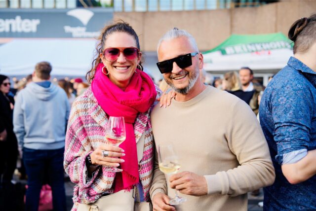 Zwei feiernde Gäste beim Feierabendmarkt in Dortmund im Mai.