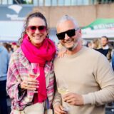 Zwei feiernde Gäste beim Feierabendmarkt in Dortmund im Mai.