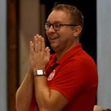HC TuRa Bergkamens Trainer Thomas Rycharski hält freudig die Hände zusammen.