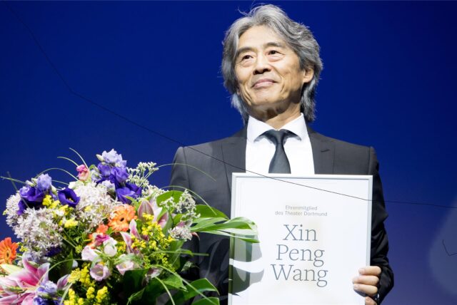 Nach der letzten Vorstellung von „La Bayadère“ Ende Juni wurde Xin Peng Wang mit der Ehrenmitgliedschaft des Theater Dortmund geehrt.
