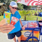 Uli Bartsch zweigt das Eis aus dem neuen Eiswagen.