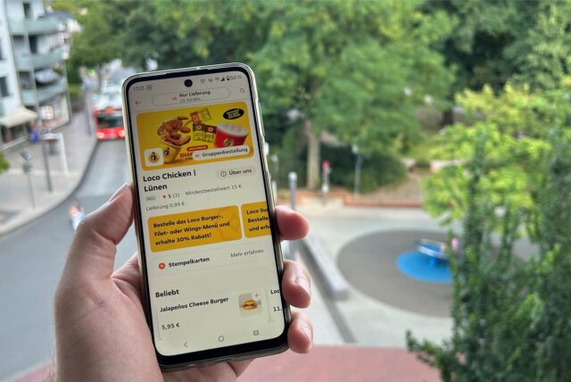Auf einem Handy-Bildschirm ist der Lieferdienst Loco Chicken in der App Lieferando zu sehen.