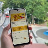 Auf einem Handy-Bildschirm ist der Lieferdienst Loco Chicken in der App Lieferando zu sehen.