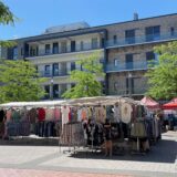 Kleidungsstand auf dem Wochenmarkt in Lünen bei sommerlichen Temperaturen.