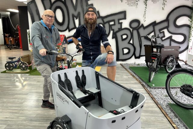 Romuald Tichawski und Dieter Willfroth vor einem Lastenrad.