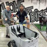 Romuald Tichawski und Dieter Willfroth vor einem Lastenrad.