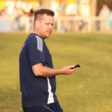 Sebastian Kurt mit Handy in der Hand.