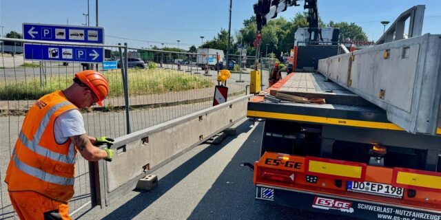 Arbeiter setzen Leitplanken an der Raststätte Lichtendorf-Süd.