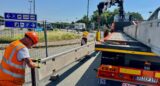 Arbeiter setzen Leitplanken an der Raststätte Lichtendorf-Süd.