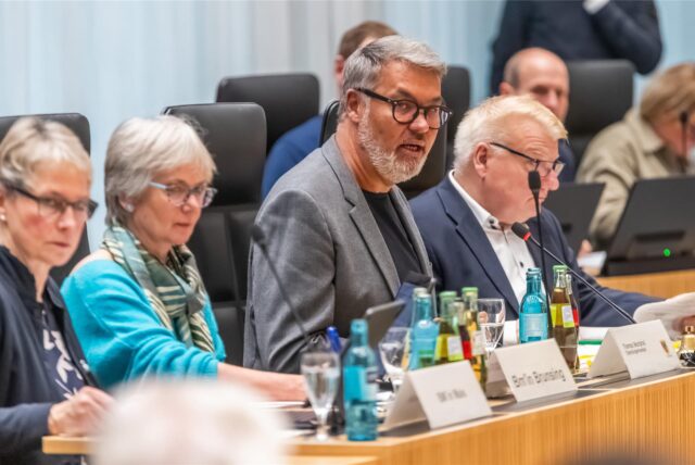 Oberbürgermeister Thomas Westphal leitet eine Sitzung des Rates.