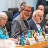Oberbürgermeister Thomas Westphal leitet eine Sitzung des Rates.