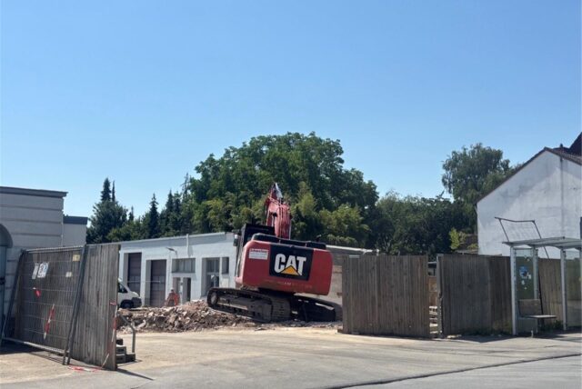 Ein Bagger arbeitet auf dem OGE-Gelände an der Grünstraße in Schwerte.