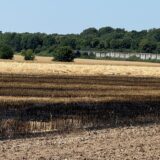 Auf dem Feld am Billmericher Weg geriet gestapeltes Stroh in Brand – vermutlich durch Hitze