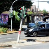 Eine krummgefahrene Ampel steht auf einer Verkehrsinsel an der Kreuzung Karl-Gerharts-Straße/Hörder Straße in Schwerte. Ein Auto fährt an der Insel vorbei.