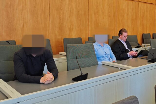 Waren komplett geständig. Die Angeklagten neben Verteidiger Nikias Roth im Prozess am Essener Landgericht.