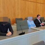Waren komplett geständig. Die Angeklagten neben Verteidiger Nikias Roth im Prozess am Essener Landgericht.