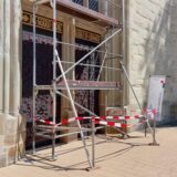 Die Hauptpforten der Evangelischen Stadtkirche sind derzeit gesperrt. Ein Baugerüst steht direkt vor dem Eingang.