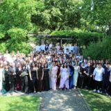 Auf diesem Bild ist der gesamte 10. Abschlussjahrgang der Peter-Weiss-Gesamtschule in Unna zu sehen.