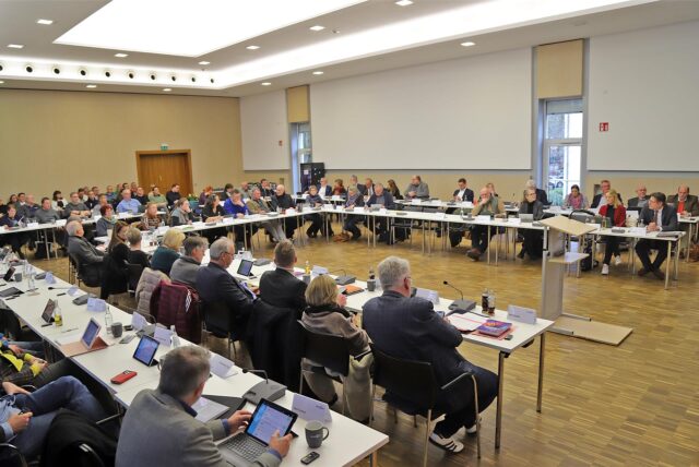 Blick in eine Sitzung des Kreistages in der Aula des Hellweg-Berufskollegs in Unna.