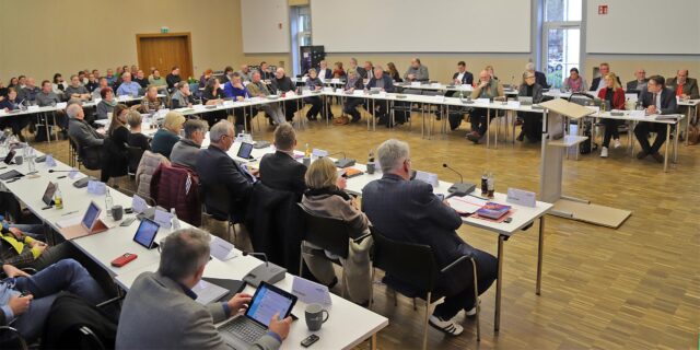 Blick in eine Sitzung des Kreistages in der Aula des Hellweg-Berufskollegs in Unna.