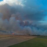 Rauch steigt in den Himmel auf bei einem Wald- und Vegetationsbrand in der Gohrischheide im Landkreis Meißen in der Nähe von dem sächsischen Ort Zeithain.