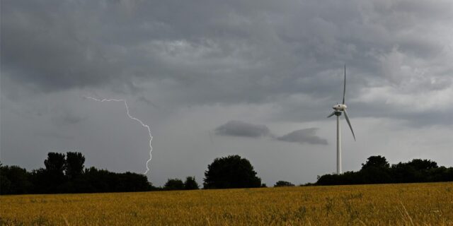 Ein Blitz schlägt an der Grenze von der Region Hannover und dem Landkreis Hildesheim ein.