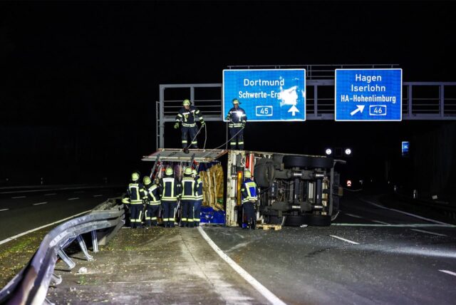 LKW-Unfall auf der A45 bei Hagen: Gefahrgut-Einsatz und stundenlange Sperrung bis in den Donnerstagmorgen hinein.