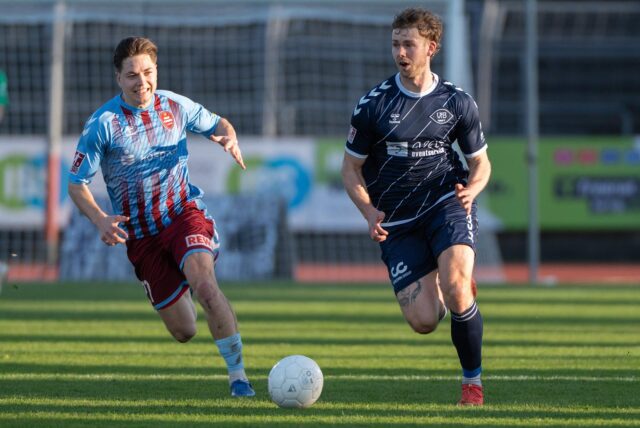 Sandro Plechaty (l.) jagt einem Ball hinterher.