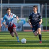Sandro Plechaty (l.) jagt einem Ball hinterher.