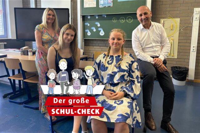 (Von links nach rechts): Schulpflegschafts-Vorsitzende Stefanie Schrage, die Neuntklässlerinnen Emma-Elisa Dümer und Stella Sophie Thiele sowie Schulleiter Jörg Skubinn an der Marie-Reinders Realschule in Dortmund