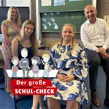 (Von links nach rechts): Schulpflegschafts-Vorsitzende Stefanie Schrage, die Neuntklässlerinnen Emma-Elisa Dümer und Stella Sophie Thiele sowie Schulleiter Jörg Skubinn an der Marie-Reinders Realschule in Dortmund