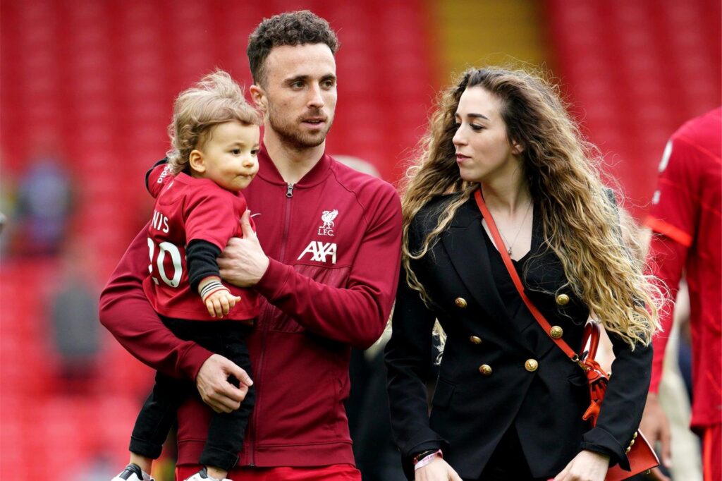 Liverpools Diogo Jota geht nach dem Spiel der englischen Premier League zwischen Liverpool und den Wolverhampton Wanderers in Anfield mit seiner Frau Ruth Cardoso und Kind über den Platz.