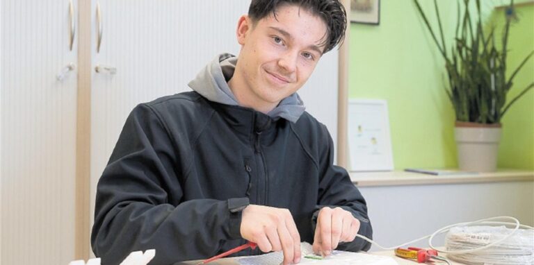 Der angehende Elektroniker für Energie- und Gebäudetechnik, Lukas Hermans, übernimmt die komplette Montage der Videosprechanlage inklusive des Anbringens der Ständer.