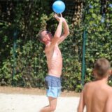 Zwei Menschen spielen im Freibad in Selm Volleyball.