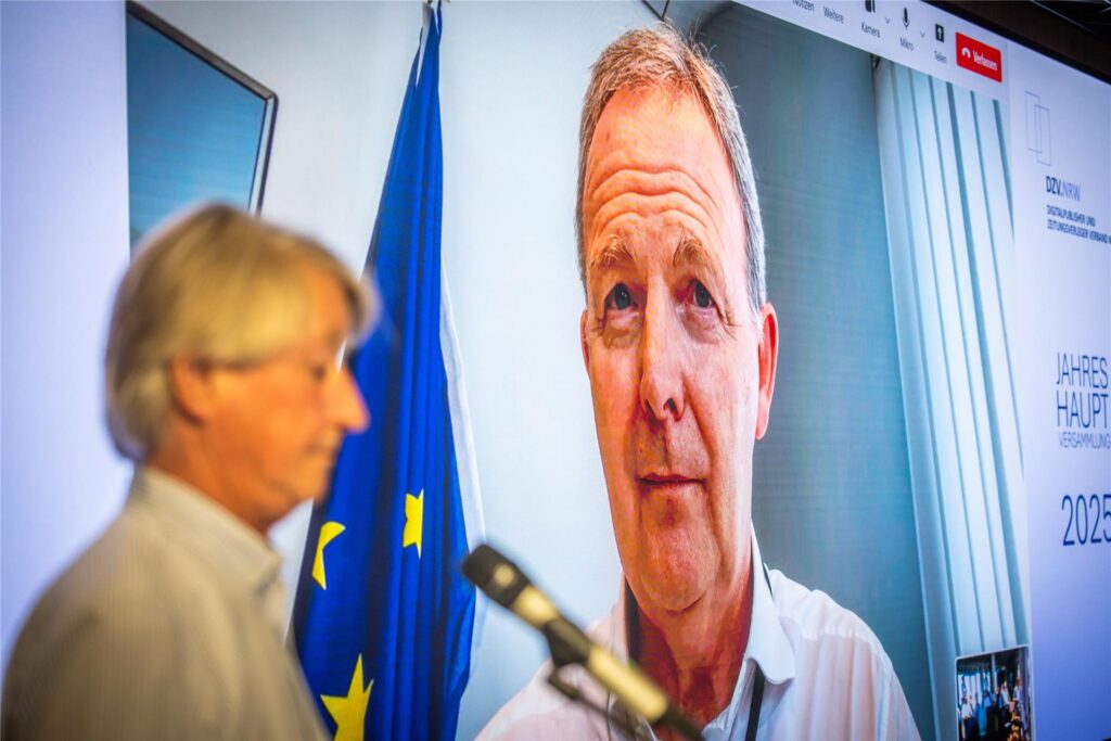 Der Europa-Abgeordnete Axel Voss hielt per Videoschalte den zentralen Vortrag bei der Jahreshauptversammlung des DZV NRW. Im Vordergrund der DZV-Chef Christian DuMont-Schütte. Der Europa-Abgeordnete Axel Voss hielt per Videoschalte den zentralen Vortrag bei der Jahreshauptversammlung des DZV NRW. Im Vordergrund der DZV-Chef Christian DuMont-Schütte.