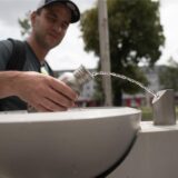 Ein Mann füllt seine Trinkflasche mit Wasser auf.