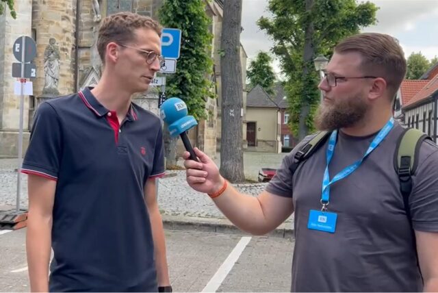 Marktmeister Daniel Krüger mit RN-Reporter Calvin Konietzka