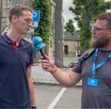 Marktmeister Daniel Krüger mit RN-Reporter Calvin Konietzka
