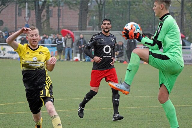 Lukas Knuth fängt den Ball.