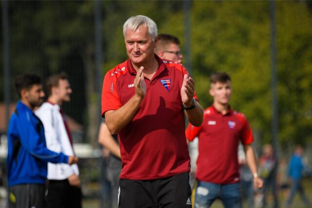 Thomas Overmann vom Werner SC klatscht.