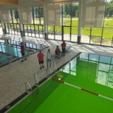 Zwei Becken des neuen Häupenbads in Bergkamen. Das linke mit „normalen“ Wasser, das rechte mit giftgrünem. Das Foto entstand beim Färbetest am 3.7.2025.