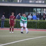 Zwei Spieler der SG Selm umarmen sich.