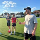 Michael Fuhrmann hält seine erste Ansprache beim Auftakttraining des SV Langschede.