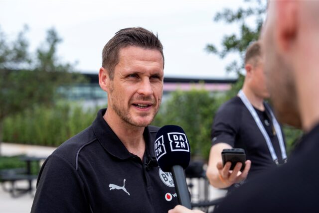 Sebastian Kehl spricht in ein Mikrofon.