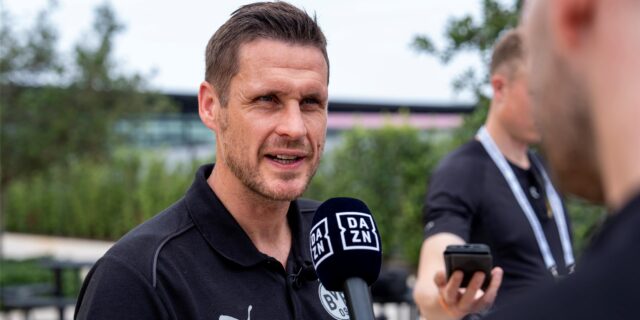 Sebastian Kehl spricht in ein Mikrofon.