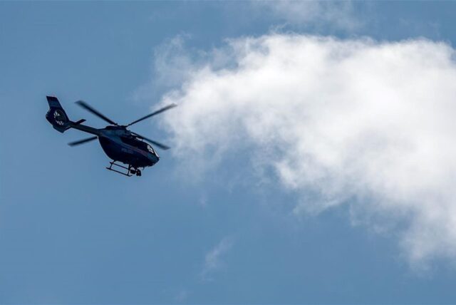 Ein Hubschrauber fliegt am Himmel (Symbolbild).