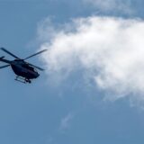 Ein Hubschrauber fliegt am Himmel (Symbolbild).