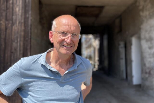 Architekt Richard Schmalöer steht vor der Tenne des alten Hofs Korte in Dortmund-Marten.