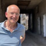 Architekt Richard Schmalöer steht vor der Tenne des alten Hofs Korte in Dortmund-Marten.