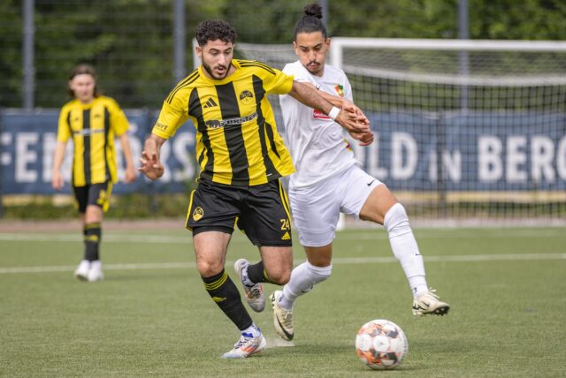 Zwei Spieler im Zweikampf.